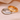 Anillos de pareja dorado y plateado con grabado personalizado sobre satén rosa