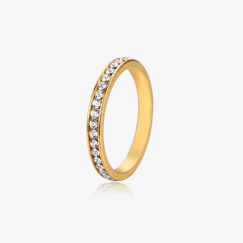 Anillo eternity dorado con una hilera de circonitas cúbicas sobre fondo claro