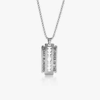 colgante en forma de hoja de afeitar color plata con texto grabado en un collar de cadena, sobre fondo claro