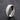 Anillo de banda plateado con dos hileras de piedras sobre una superficie oscura texturizada