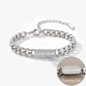 Pulsera plateada de cadena barbada con placa ovalada grabada con LOVE YOU y primer plano del texto personalizado