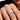 Mano de hombre con el anillo ajustable plateado de hombre con una circonita cúbica central grande