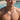 Hombre junto a una piscina con collar de cadena barbada en tono plata y placa ovalada grabada