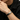 Hombre con una pulsera de silicona plateada grabada personalizada en la muñeca